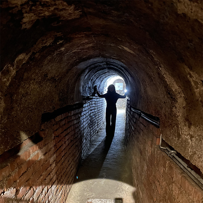 Ein beleuchteter Tunnel unter Wien